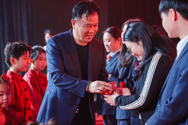 董事長帶著寶寶司儀頒發寶寶金牌照片2.png